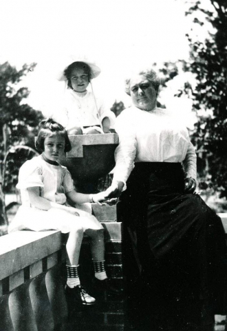 Elizabeth and Eugenia Buchanan with grandmother Lena Swift Huntley (Burckhardt)